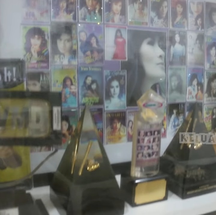 <p>Iis Dahlia memiliki area khusus untuk menyimpan memorabilia. Di sana, teradpat berbagai piala dan penghargaan yang diraih Iis Dahlia selama berkarier di industri hiburan. (Foto: YouTube ITIKK Family)</p>