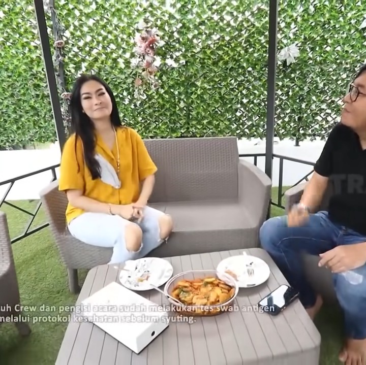 <p>Rumah Iis Dahlia memiliki rooftop yang biasa digunakan untuk bersantai. Rooftop dihiasi dengan dekorasi tanaman hijau untuk menciptakan kesan asri. (Foto: YouTube TRANS7 Official)</p>