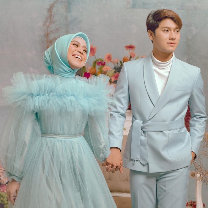 Setelah bertemu secara langsung dalam program talkshow, keduanya pun semakin dekat. Walau sering kali dikatakan settingan, namun perlahan Rizky Billar mulai menunjukkan bukti keseriusannya kepada pelantun lagu ‘Kejora’ ini. (Instagram.com/rizkybillar)