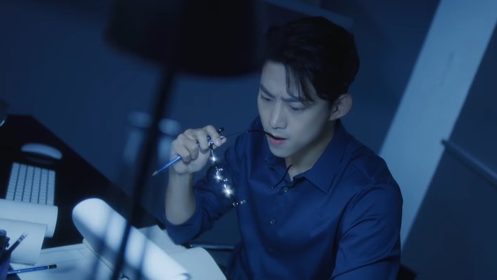 Sukses memerankan bos Babel di Vincenzo beberapa waktu lalu, Taecyeon siap kembali lagi untuk menyapamu sebagai idol. Taecyeon tampil karismatik dengan memakai kemeja berwarna biru yang senada dengan tone warna video. (Foto: youtube.com/jypentertainment)