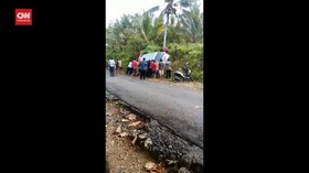 VIDEO: Ban Meletus, Ambulans Bawa Vaksin Terguling