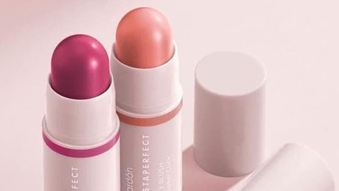 Sudah Terdaftar BPOM, Ini 5 Rekomendasi Blush On Stick dari Brand Lokal yang Aman