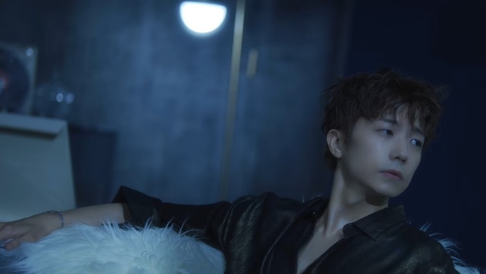Wooyoung menjadi member kelima dalam trailer. Menyuguhkan penampilan yang berbeda dari biasanya, Wooyoung yang biasa terlihat imut, kini tampil sangat hot dan mempesona. Wah, bikin pangling banget! (Foto: youtube.com/jypentertainment)