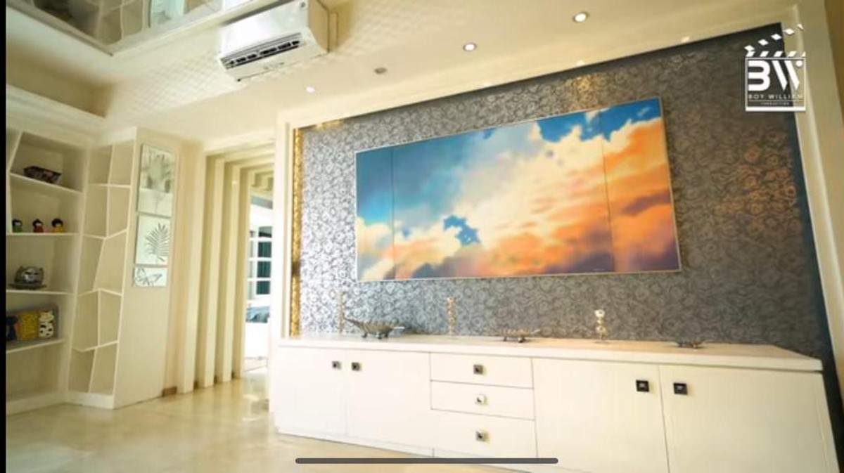 Di unggahan video YouTube milik Boy William&comma; Cinta Laura bercerita tentang setiap sisi apartemennya&period; Yuk kita intip&quest;