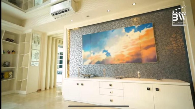 Di unggahan video YouTube milik Boy William, Cinta Laura bercerita tentang setiap sisi apartemennya. Yuk kita intip?