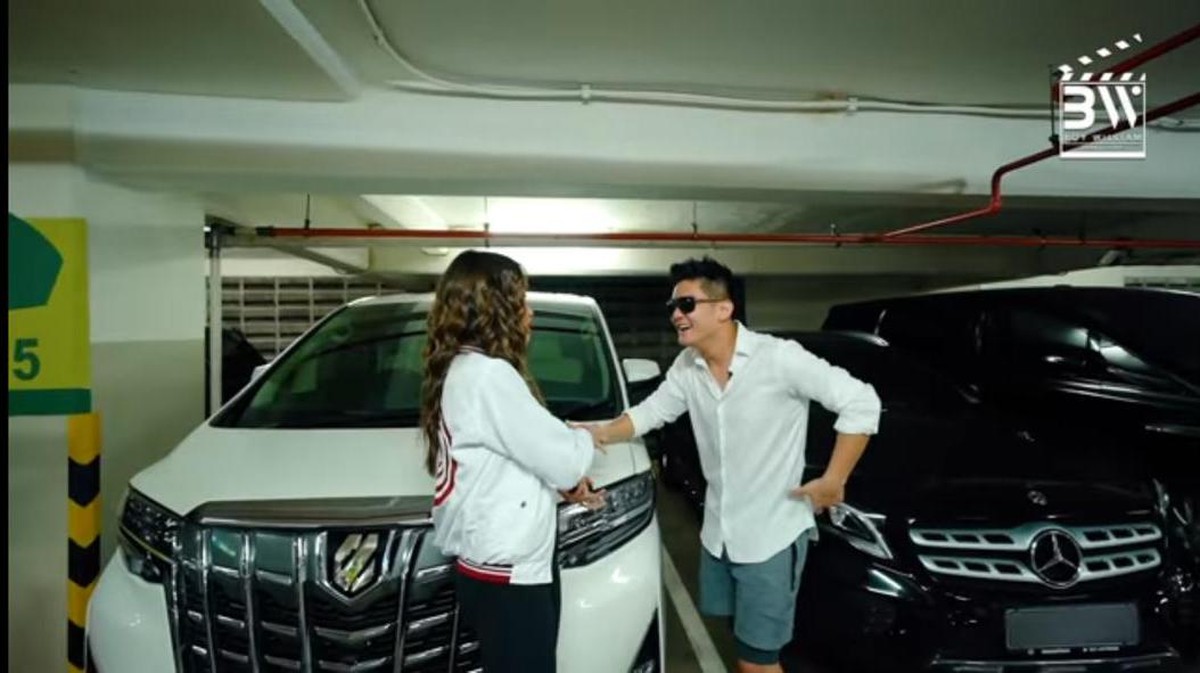 Di unggahan video YouTube milik Boy William&comma; Cinta Laura bercerita tentang setiap sisi apartemennya&period; Yuk kita intip&quest;