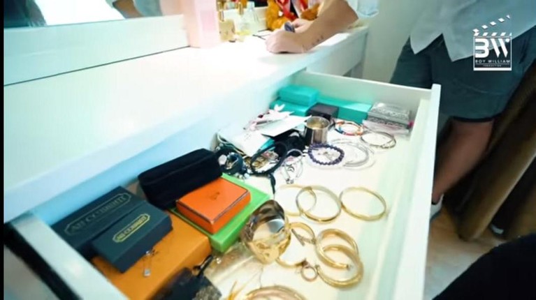 Di unggahan video YouTube milik Boy William, Cinta Laura bercerita tentang setiap sisi apartemennya. Yuk kita intip?