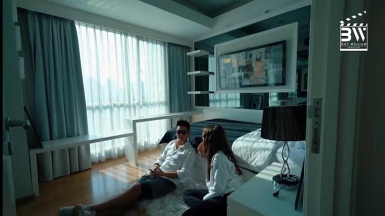Di unggahan video YouTube milik Boy William, Cinta Laura bercerita tentang setiap sisi apartemennya. Yuk kita intip?