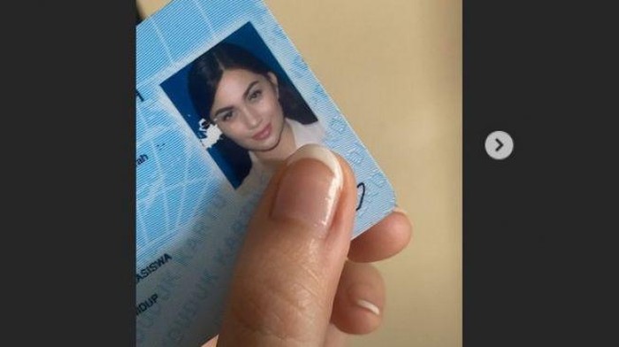Beberapa waktu lalu Ariel Tatum memamerkan foto KTP yang ternyata sama cantiknya. Mau lihat foto KTP selebriti lain? klik di sini ya. Foto: Instagram
