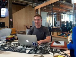 Gaya Aneh Mark Zuckerberg Rayakan Hari Kemerdekaan AS