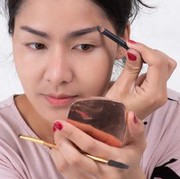 Ingin Alis Terlihat On Fleek? Ini Tips Menggunakan Pensil Alis yang Benar