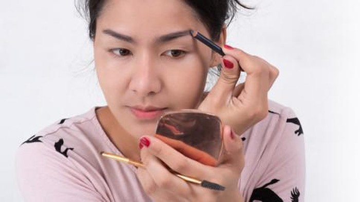 Ingin Alis Terlihat On Fleek? Ini Tips Menggunakan Pensil Alis yang Benar