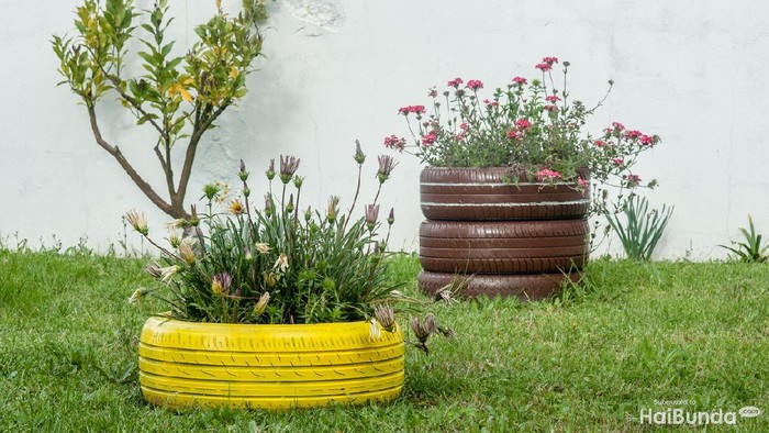 beautiful recycled vases made with old tires. Ideias to have a nice garden with reused materials.