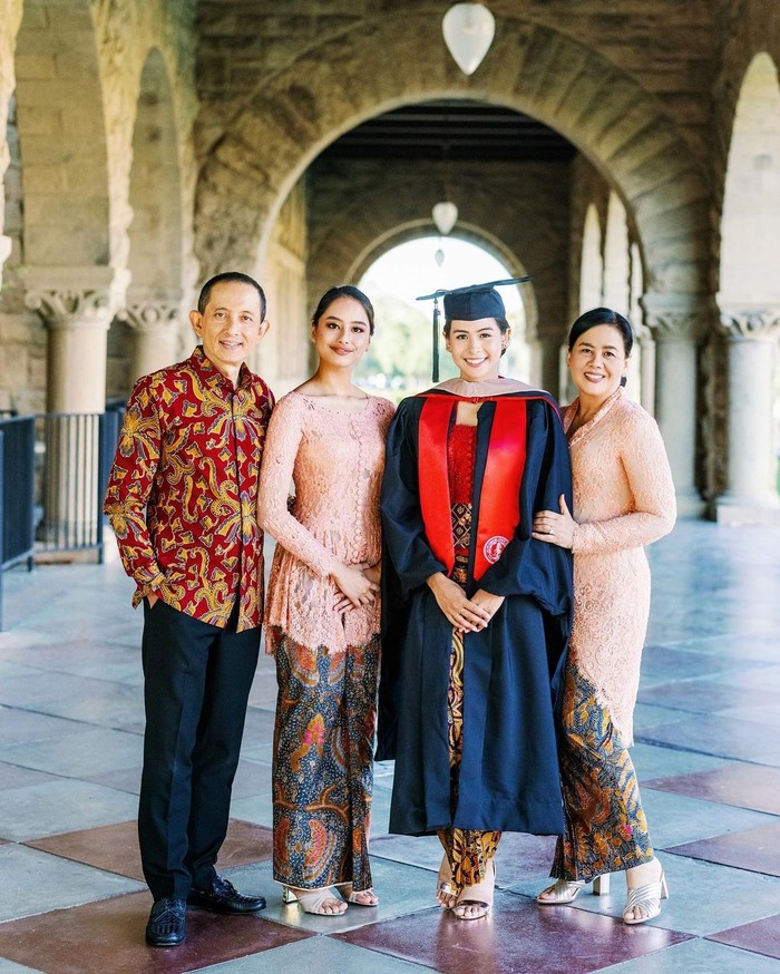 Potret Bahagia Kelulusan Maudy Ayunda dari Stanford University - Foto 1