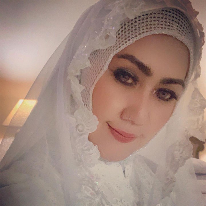 <p>Dengan sedikit riasan pada wajahnya, Mel Shandy dan suami juga berpakaian muslim saat menikah. (Foto: Instagram @melshandymel)</p>