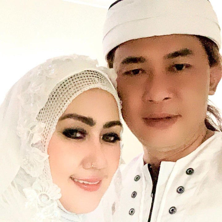 <p>Bunda masih ingat dengan Lady Rocker Mel Shandy? Belum lama ini, ia menikah untuk ketiga kalinya. Ia menikah dengan Danny Sabian Hamda. (Foto: Instagram @melshandymel)</p>