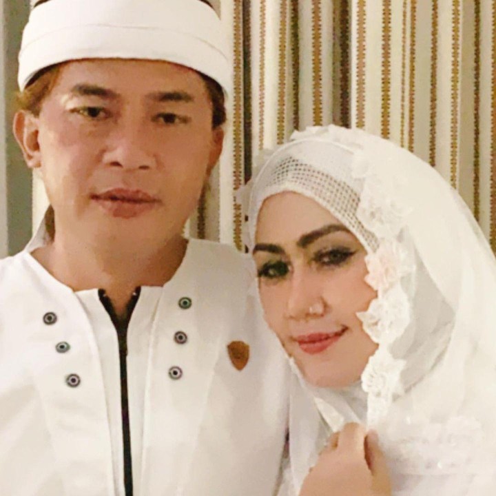 <p>Meski menikah di usia yang tak lagi muda, Mel Shandy dan suami berharap pernikahannya kali ini langgeng dan diridhai Allah. (Foto: Instagram @melshandymel)</p>