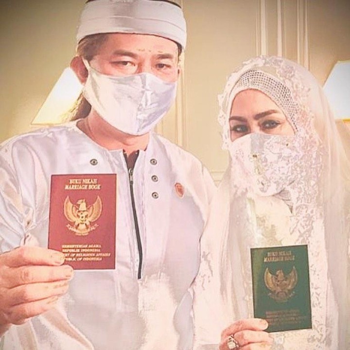 <p>Jika dilihat dari captionnya, Mel Shandy dan suaminya, Danny sudah lama tak bertemu, dan begitu bertemu langsung memutuskan untuk menikah. (Foto: Instagram @melshandymel)</p>