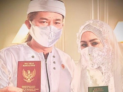 7 Potret Bahagia Lady Rocker Mel Shandy yang Menikah Ketiga Kali