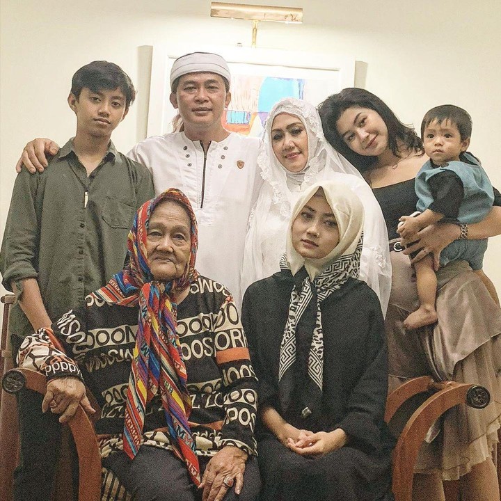 <p>Pernikahannya dihadiri oleh keluarganya. Terlihat ibunda, anak-anak, dan cucu turut hadir di pernikahan Mel Shandy dan Danny. (Foto: Instagram @melshandymel)</p>