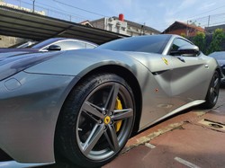 Jelang Lelang, Rolls Royce-Ferrari Sitaan Kasus ASABRI Dipamerkan ke Publik