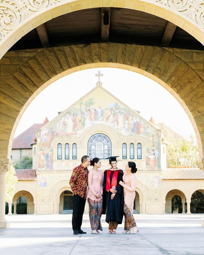 Tak tanggung-tanggung, wanita kelahiran tahun 1994 tersebut telah menyelesaikan masa studi magister di dua jurusan sekaligus yaitu Administrasi Bisnis dan Pendidikan dengan masa studi dua tahun. (Foto: Instagram.com/maudyayunda)