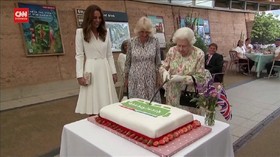 VIDEO: Aksi Ratu Elisabeth II Potong Kue Pakai Pedang