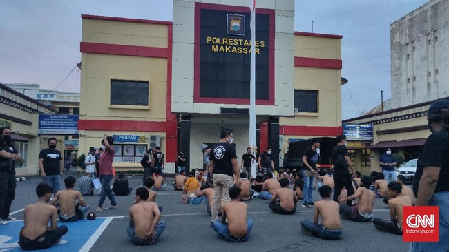 Seratus preman Makassar yang diamankan adalah mereka yang biasa menjadi tukang parkir liar, Pak Ogah, dan pemalak yang kerap mengganggu aktivitas warga.