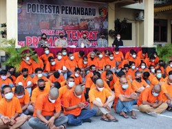 Polisi Tangkap 76 Preman di Pekanbaru, Sajam-Pistol Disita