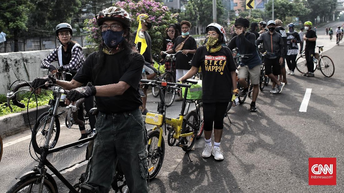 FOTO: Aksi Copot Plang Road Bike di JLNT Casablanca