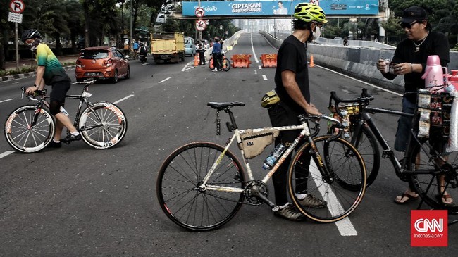FOTO: Aksi Copot Plang Road Bike di JLNT Casablanca