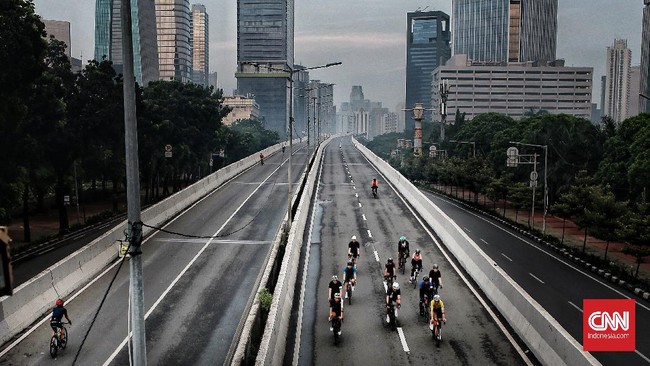Pengendara sepeda motor tewas usai menabrak pembatas jalan di jalan layang non tol (JNLT) Casablanca, Jakarta Selatan, Minggu (7/5) malam.