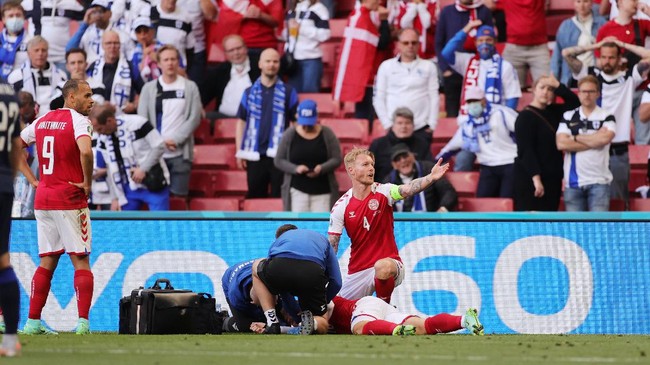 Tim medis dan kapten timnas Denmark Simon Kjaer menerima UEFA President's Award usai selamatkan nyawa Christian Eriksen di Euro 2020.