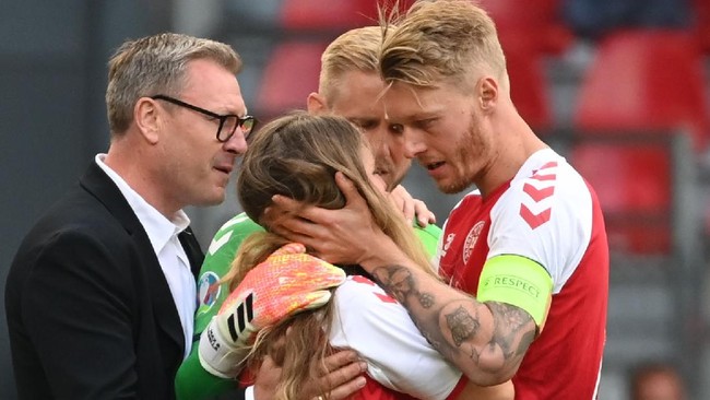 Simon Kjaer mendapatkan pujian karena aksinya yang tanggap menyelamatkan nyawa Christian Eriksen di Euro 2020 (Euro 2021).