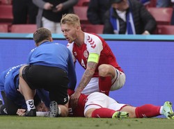 Cepat Tolong Eriksen, Kapten Simon Kjaer Dipuji Netizen Dunia