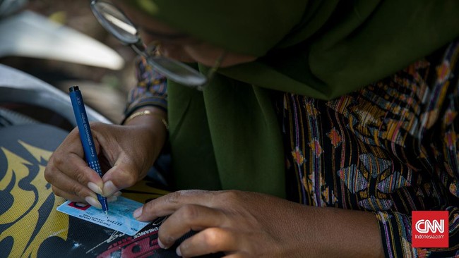 Dugaan foto selfie memegang KTP dijual di online bikin masyarakat resah.
