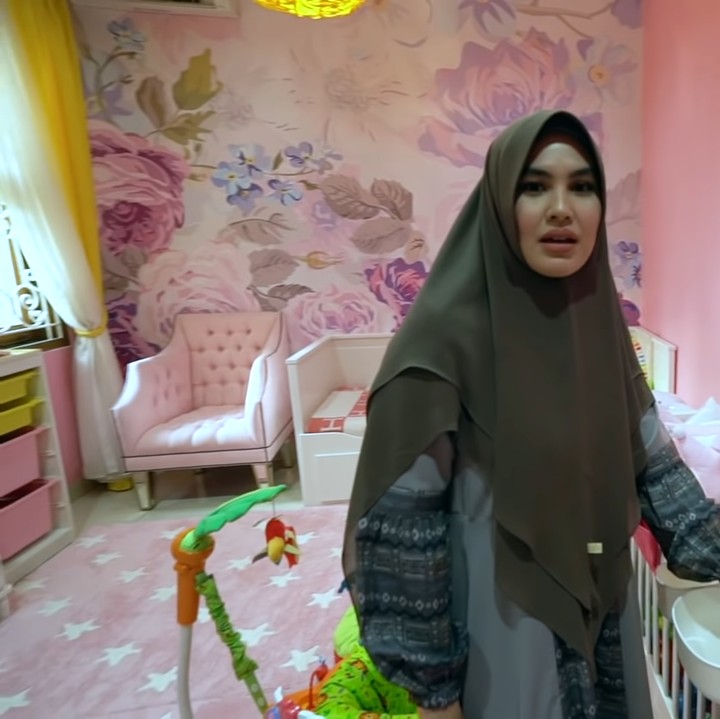 <p>Kartika Putri sangat menjaga kenyamanan si buah hati di kamarnya. Ia membelikan Khalisa sebuah kasur empuk dengan nuansa pink yang senada dengan kamar. (Foto: YouTube Kartika Putri Official)</p>