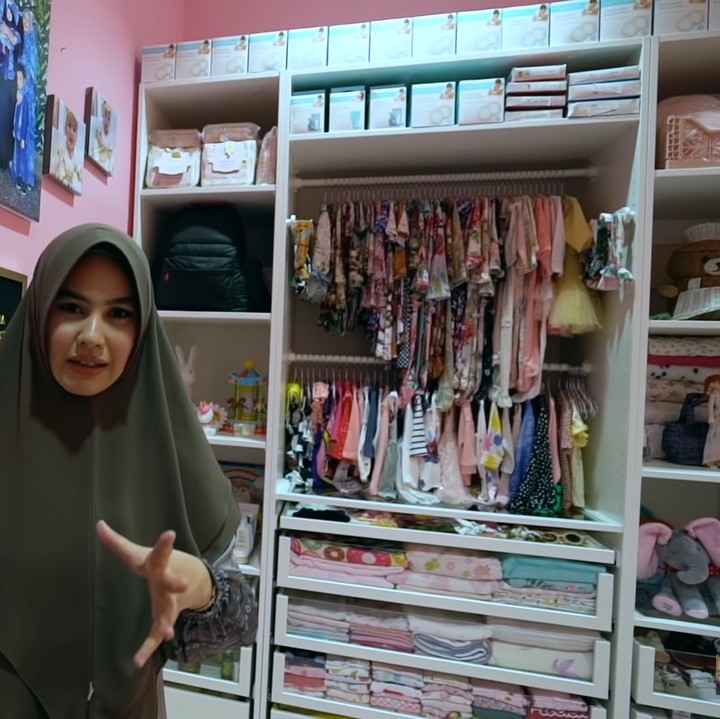 <p>Kamar Khalisa dilengkapi dengan kloset terbuka untuk menyimpan baju dan sejumlah perlengkapan bayi. Kartika Putri gemar mengoleksi bandana yang senada dengan outfit sang putri. (Foto: YouTube Kartika Putri Official)</p>