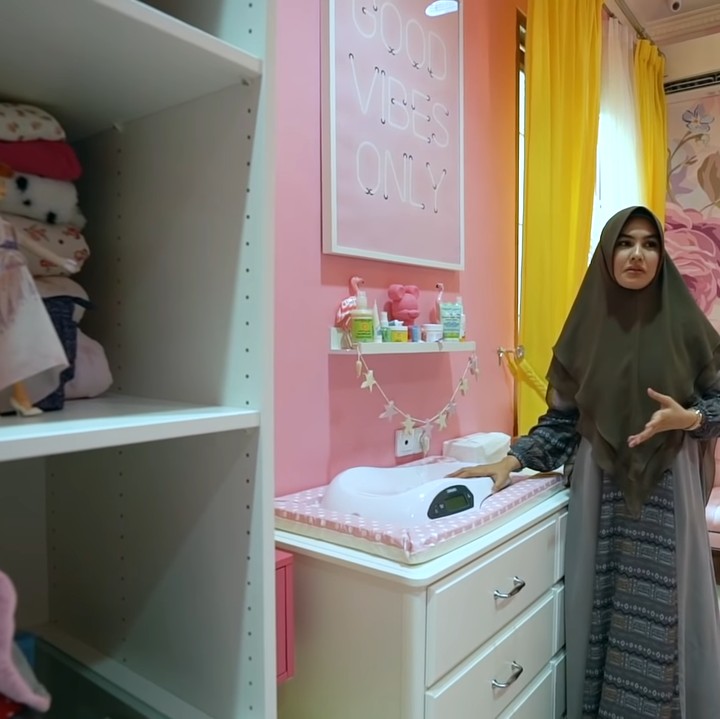 <p>Kamar ini juga menjadi saksi Kartika melahirkan putri sulungnya tersebut. Ya, Kartika melahirkan di rumah, tepatnya di atas karpet yang sekarang digelar di kamar Khalisa, pada 18 Oktober 2019. (Foto: YouTube Kartika Putri Official)</p>