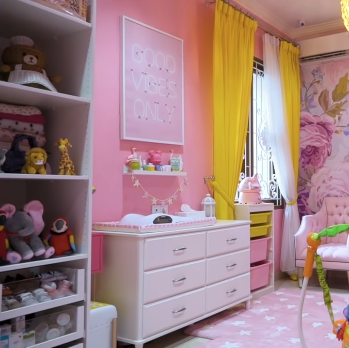 <p>Khalisa Aghnia Bahira anak Kartika Putri dan Usman bin Yahya memiliki kamar yang didominasi dengan warna merah muda. Tak hanya dihiasi dengan wallpaper yang cantik, ada pula rak khusus untuk meletakkan boneka. (Foto: YouTube Kartika Putri Official)</p>