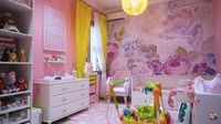 <p>Khalisa Aghnia Bahira anak Kartika Putri dan Usman bin Yahya memiliki kamar yang didominasi dengan warna merah muda. Tak hanya dihiasi dengan wallpaper yang cantik, ada pula rak khusus untuk meletakkan boneka. (Foto: YouTube Kartika Putri Official)</p>