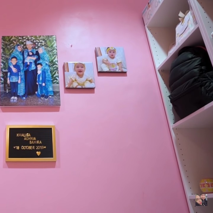 <p>Artis berusia 30 tahun itu juga menghiasi dinding kamar dengan memorabilia berupa foto-foto Khalisa dan keluarga kecilnya. (Foto: YouTube Kartika Putri Official)</p>