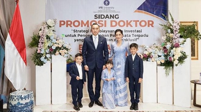 Momen Aliya Rajasa Dampingi Ibas Yudhoyono Sidang Promosi Doktor
