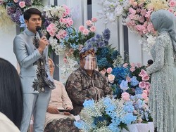 Emak-emak Geruduk Tempat Lamaran Lesti dan Rizky Billar