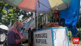 FOTO: Penjahit Keliling Menjemput Rezeki di Jalanan Ibu Kota