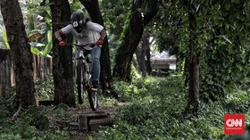 FOTO: Pesepeda MTB Menjajal Jalur Hijau Tengah Kota Jakarta