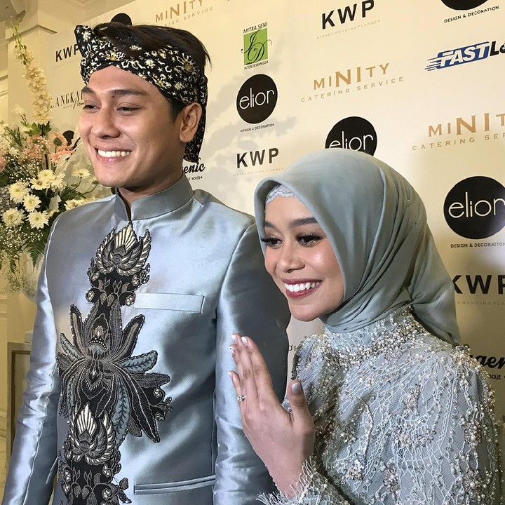 <p>Usai acara lamaran, Rizky Billar dan Lesti Kejora tak lupa berpose di hadapan media. Lesti memperlihatkan cincin yang kini melingkar di jari manisnya. Mereka tak bisa menyembunyikan kebahagiaan mereka. (Foto: Hanif Hawari/detikcom)</p>