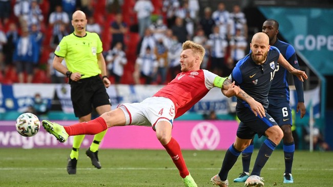 Pendukung garis keras Inter Milan, Curva Nod memberikan apresiasi kepada Simon Kjaer yang menolong Christian Eriksen di Euro 2020.