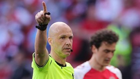Netizen Puji Wasit Taylor Soal Insiden Eriksen Pingsan