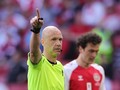 Netizen Puji Wasit Taylor Soal Insiden Eriksen Pingsan